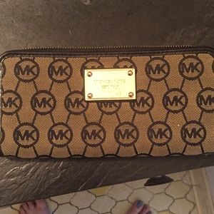 MICHAEL KORS WALLET MUST GO